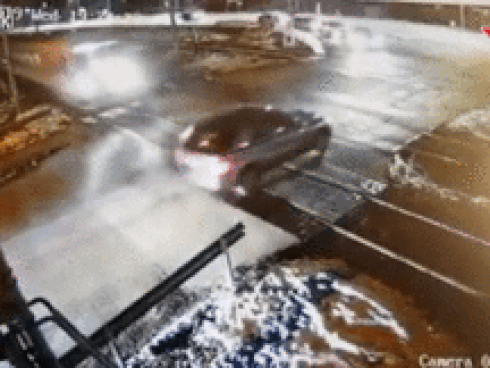 Người đàn ông thoát chết khi nằm dưới đường ray xe lửa-1