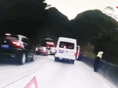 Xe container tông bay hàng loạt phương tiện trên đường đèo