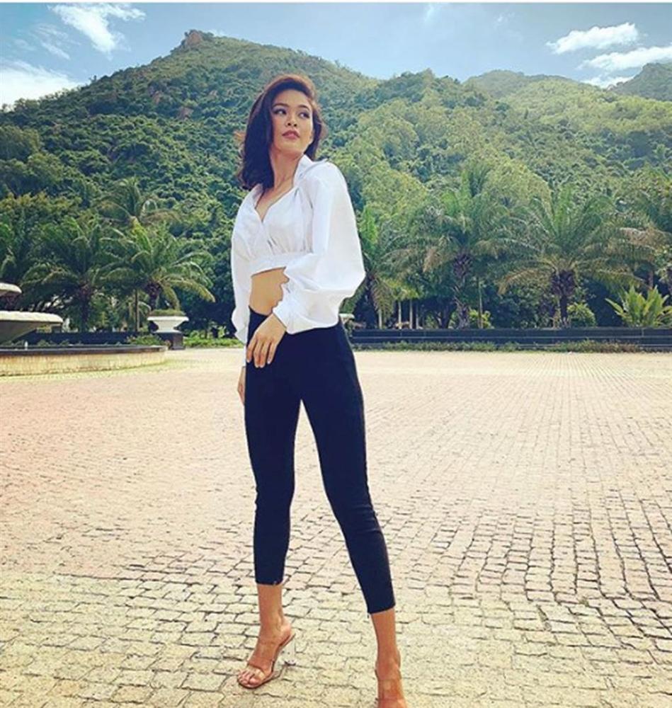 Trần Tiểu Vy mặc hở lưng trần nuột nà, Quỳnh Nga diện váy trễ vai hút ánh nhìn-8