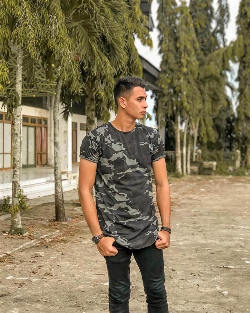 Thủ môn U22 Indonesia được khen mặc đẹp dù toàn đồ giá rẻ-3