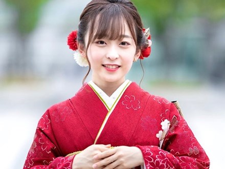 Nữ sinh Nhật cao 1m46 vẫn giật giải Hoa khôi vì xinh như búp bê, khiến hội con trai bùng lên cảm giác muốn bảo vệ