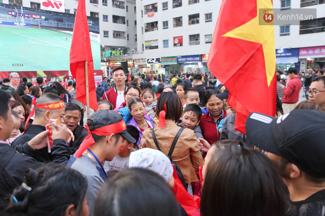 Bố Đoàn Văn Hậu: Việt Nam vô địch rồi!-91