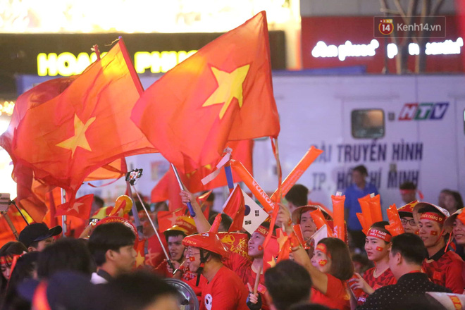 Bố Đoàn Văn Hậu: Việt Nam vô địch rồi!-71