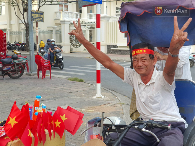 Bố Đoàn Văn Hậu: Việt Nam vô địch rồi!-81