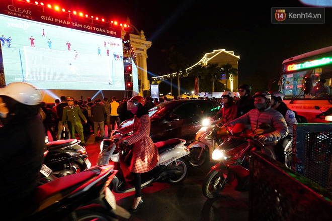 Bố Đoàn Văn Hậu: Việt Nam vô địch rồi!-69