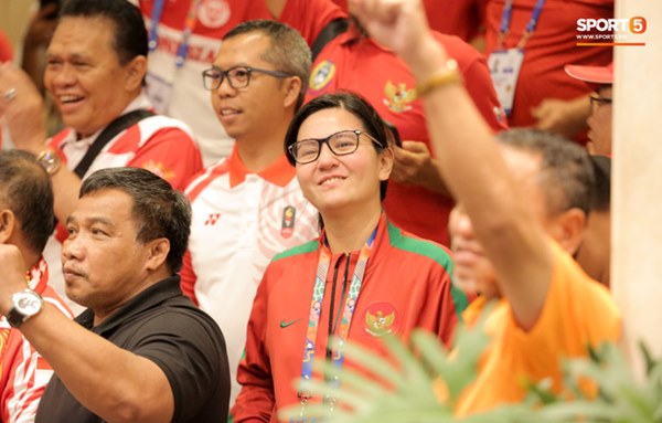 Tổng thư ký xinh đẹp bật khóc khi tiễn U22 Indonesia đến SVĐ, quyết thắng trận chung kết SEA Games 30 với Việt Nam-1