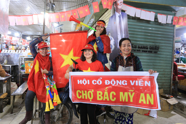 Tiểu thương Đà Nẵng treo cờ kín chợ, nghỉ bán sớm để đi bão cổ vũ U22 Việt Nam-2