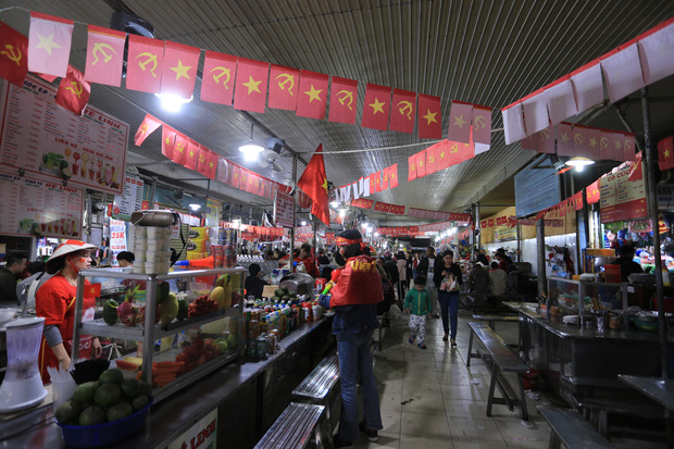 Tiểu thương Đà Nẵng treo cờ kín chợ, nghỉ bán sớm để đi bão cổ vũ U22 Việt Nam-3