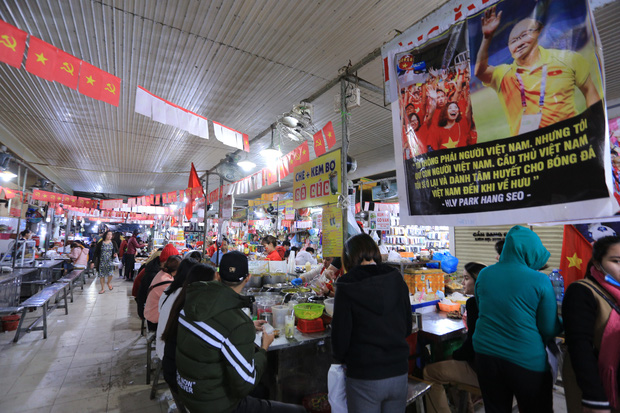 Tiểu thương Đà Nẵng treo cờ kín chợ, nghỉ bán sớm để đi bão cổ vũ U22 Việt Nam-4