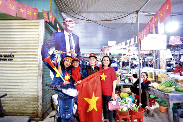 Tiểu thương Đà Nẵng treo cờ kín chợ, nghỉ bán sớm để đi bão cổ vũ U22 Việt Nam-1