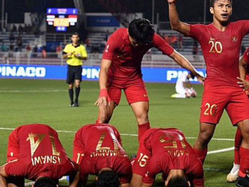 Cận cảnh màn đánh đầu mở tỷ số của Đoàn Văn Hậu-1