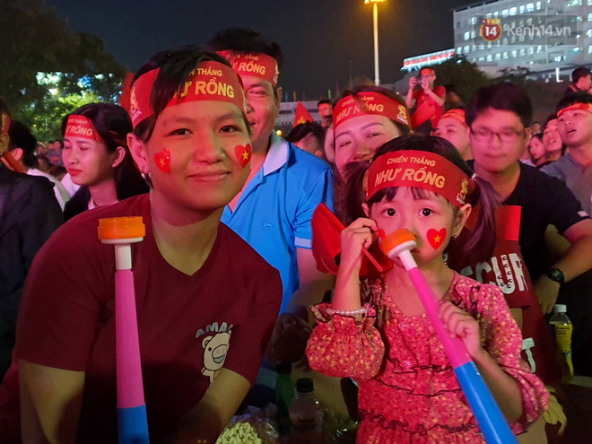 Bố Đoàn Văn Hậu: Việt Nam vô địch rồi!-32