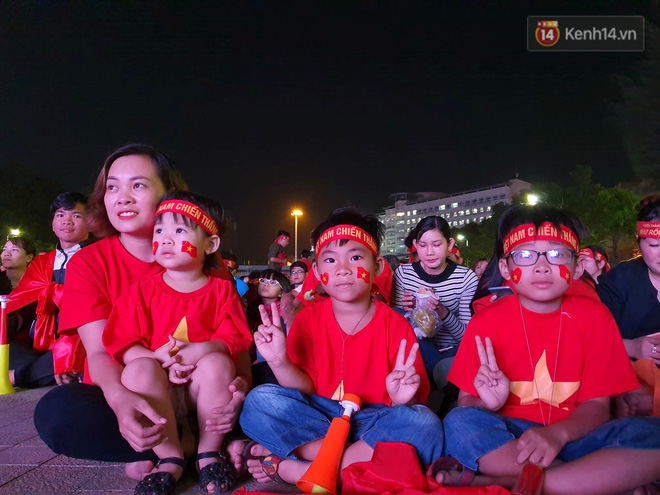 Bố Đoàn Văn Hậu: Việt Nam vô địch rồi!-33