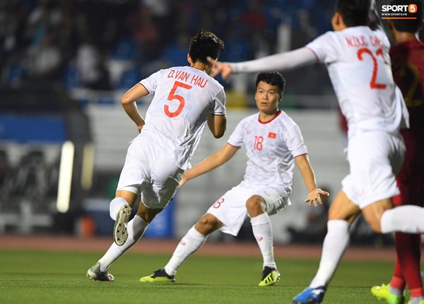 HLV Park Hang-seo cực thần thái khi Văn Hậu ghi bàn mở tỷ số ở trận chung kết SEA Games 30-1