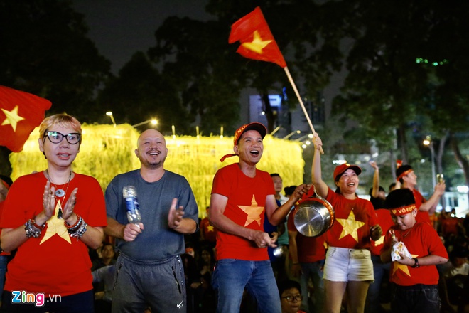 Bố Đoàn Văn Hậu: Việt Nam vô địch rồi!-20