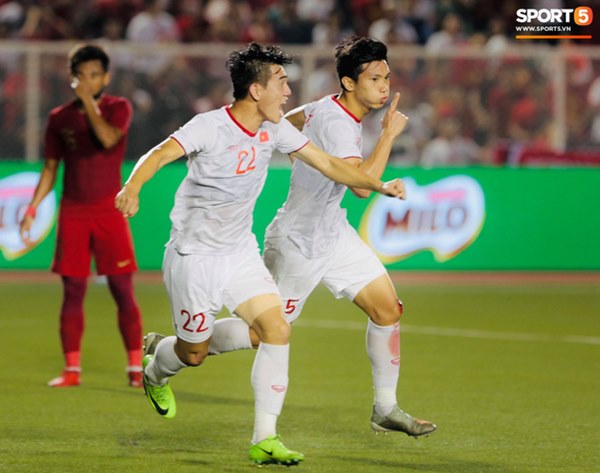 Đầu gối Văn Hậu chảy máu đỏ cả tất thi đấu: Chiến binh khổng lồ của U22 Việt Nam-2