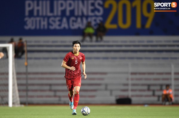 Đầu gối Văn Hậu chảy máu đỏ cả tất thi đấu: Chiến binh khổng lồ của U22 Việt Nam-3