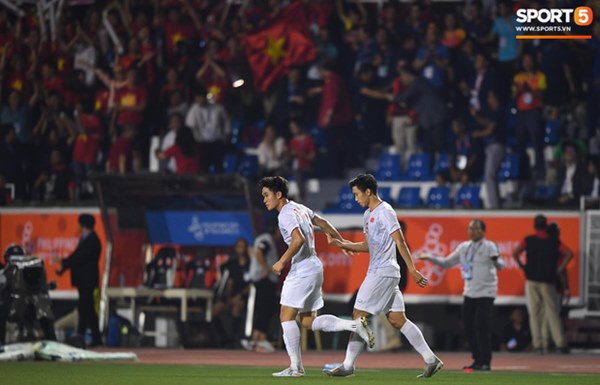 Đầu gối Văn Hậu chảy máu đỏ cả tất thi đấu: Chiến binh khổng lồ của U22 Việt Nam-4