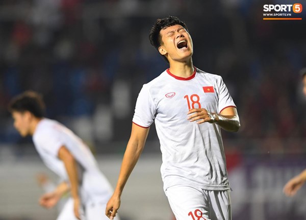 Đầu gối Văn Hậu chảy máu đỏ cả tất thi đấu: Chiến binh khổng lồ của U22 Việt Nam-6