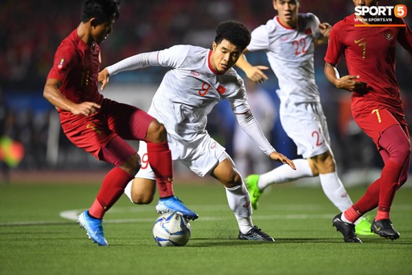 Đầu gối Văn Hậu chảy máu đỏ cả tất thi đấu: Chiến binh khổng lồ của U22 Việt Nam-7