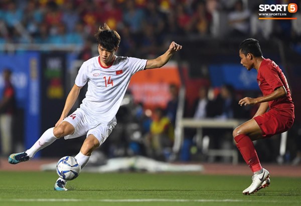 Đầu gối Văn Hậu chảy máu đỏ cả tất thi đấu: Chiến binh khổng lồ của U22 Việt Nam-8