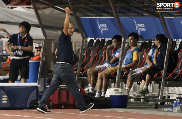 Cổ động viên Indonesia giơ ngón tay thối, hướng về phía ban huấn luyện của U22 Việt Nam khi thầy Park chỉ đạo-5