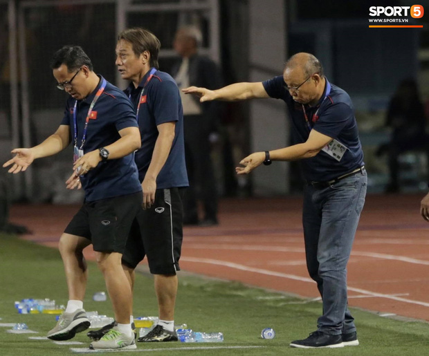 Cổ động viên Indonesia giơ ngón tay thối, hướng về phía ban huấn luyện của U22 Việt Nam khi thầy Park chỉ đạo-2