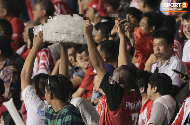 Cổ động viên Indonesia giơ ngón tay thối, hướng về phía ban huấn luyện của U22 Việt Nam khi thầy Park chỉ đạo-4