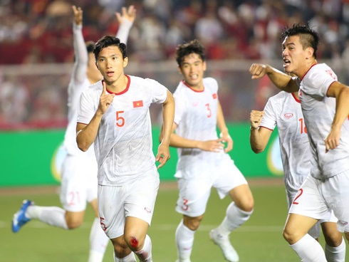 HLV Park Hang-seo quát thẳng mặt bác sĩ U22 Việt Nam vì chưa kịp sơ cứu cho Văn Hậu-8