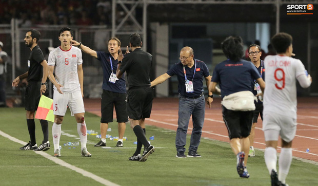HLV Park Hang-seo quát thẳng mặt bác sĩ U22 Việt Nam vì chưa kịp sơ cứu cho Văn Hậu-1