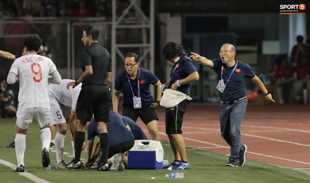 HLV Park Hang-seo quát thẳng mặt bác sĩ U22 Việt Nam vì chưa kịp sơ cứu cho Văn Hậu-3