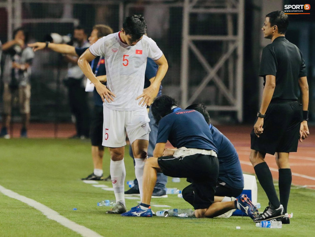 HLV Park Hang-seo quát thẳng mặt bác sĩ U22 Việt Nam vì chưa kịp sơ cứu cho Văn Hậu-6