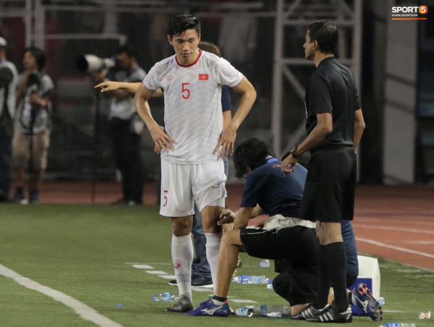 HLV Park Hang-seo quát thẳng mặt bác sĩ U22 Việt Nam vì chưa kịp sơ cứu cho Văn Hậu-7