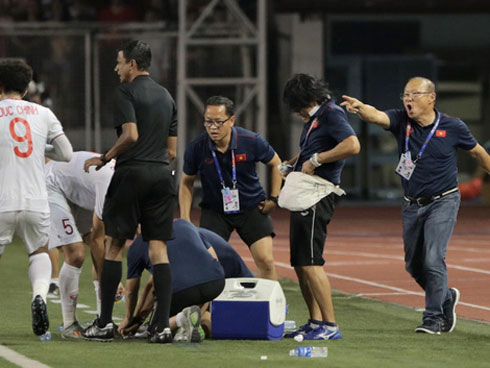 Xúc động hình ảnh HLV Park Hang-seo đặt tay lên trái tim, giơ cờ Việt Nam ăn mừng vô địch SEA Games-7