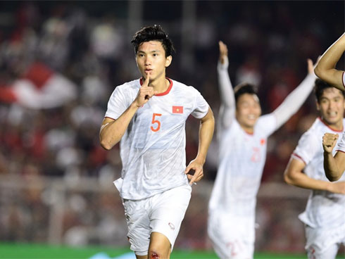 Văn Hậu nhìn giản dị mà cũng chơi giày hiệu ác phết, còn mới sắm giày Chanel 52 triệu đây này!-5