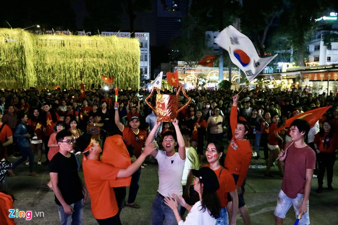 Bố Đoàn Văn Hậu: Việt Nam vô địch rồi!-2