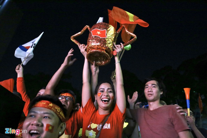 Bố Đoàn Văn Hậu: Việt Nam vô địch rồi!-1