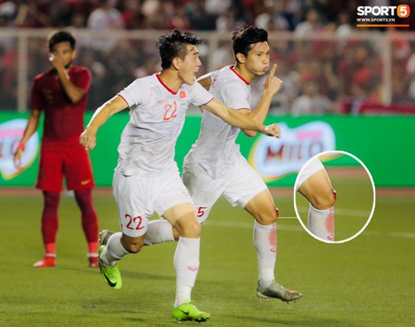 Khoảnh khắc ăn mừng ngay tại căn nhỏ nhà ở quê của Văn Hậu: Bố sung sướng khi con trai mở tỷ số, hàng xóm nhảy nhót tưng bừng-1