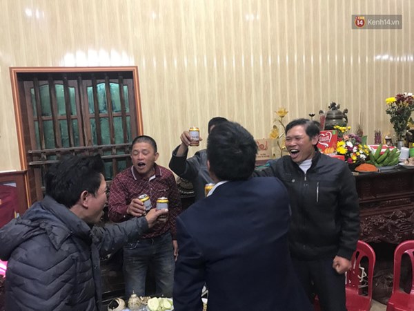 Khoảnh khắc ăn mừng ngay tại căn nhỏ nhà ở quê của Văn Hậu: Bố sung sướng khi con trai mở tỷ số, hàng xóm nhảy nhót tưng bừng-2
