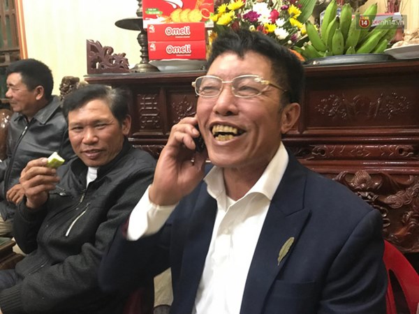 Khoảnh khắc ăn mừng ngay tại căn nhỏ nhà ở quê của Văn Hậu: Bố sung sướng khi con trai mở tỷ số, hàng xóm nhảy nhót tưng bừng-3