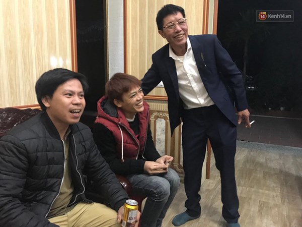 Khoảnh khắc ăn mừng ngay tại căn nhỏ nhà ở quê của Văn Hậu: Bố sung sướng khi con trai mở tỷ số, hàng xóm nhảy nhót tưng bừng-4