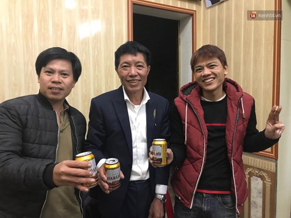 Khoảnh khắc ăn mừng ngay tại căn nhỏ nhà ở quê của Văn Hậu: Bố sung sướng khi con trai mở tỷ số, hàng xóm nhảy nhót tưng bừng-5