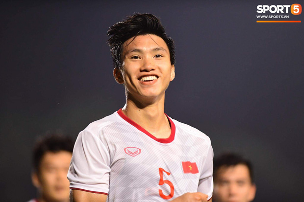 Loạt khoảnh khắc cực phẩm của Văn Hậu trong trận chung kết SEA games: Đổ gục vì nụ cười này!-1