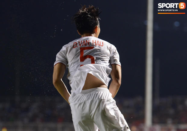 Loạt khoảnh khắc cực phẩm của Văn Hậu trong trận chung kết SEA games: Đổ gục vì nụ cười này!-5
