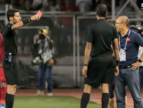 Hình ảnh thầy Park cà khịa trọng tài là nguồn cảm hứng chế ảnh lớn nhất đêm nay-13