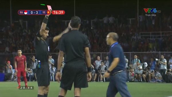 Hình ảnh thầy Park cà khịa trọng tài là nguồn cảm hứng chế ảnh lớn nhất đêm nay-1