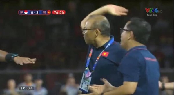 Hình ảnh thầy Park cà khịa trọng tài là nguồn cảm hứng chế ảnh lớn nhất đêm nay-2