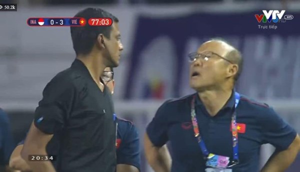 Hình ảnh thầy Park cà khịa trọng tài là nguồn cảm hứng chế ảnh lớn nhất đêm nay-3