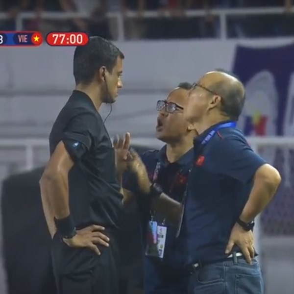Hình ảnh thầy Park cà khịa trọng tài là nguồn cảm hứng chế ảnh lớn nhất đêm nay-4
