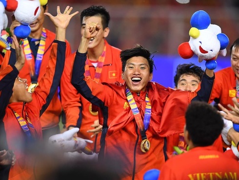 Khoảnh khắc lịch sử: Quốc ca Việt Nam lần đầu vang lên trên bục vinh quang môn bóng đá nam SEA Games-5